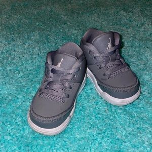 Toddler boys grey Jordan’s (size 5t)